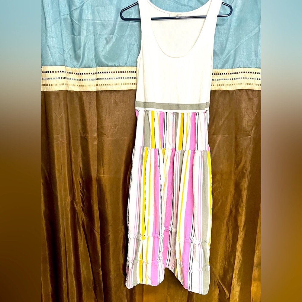 Size 8 summer dress by Loft. Runs a bit large for a normal size 8.